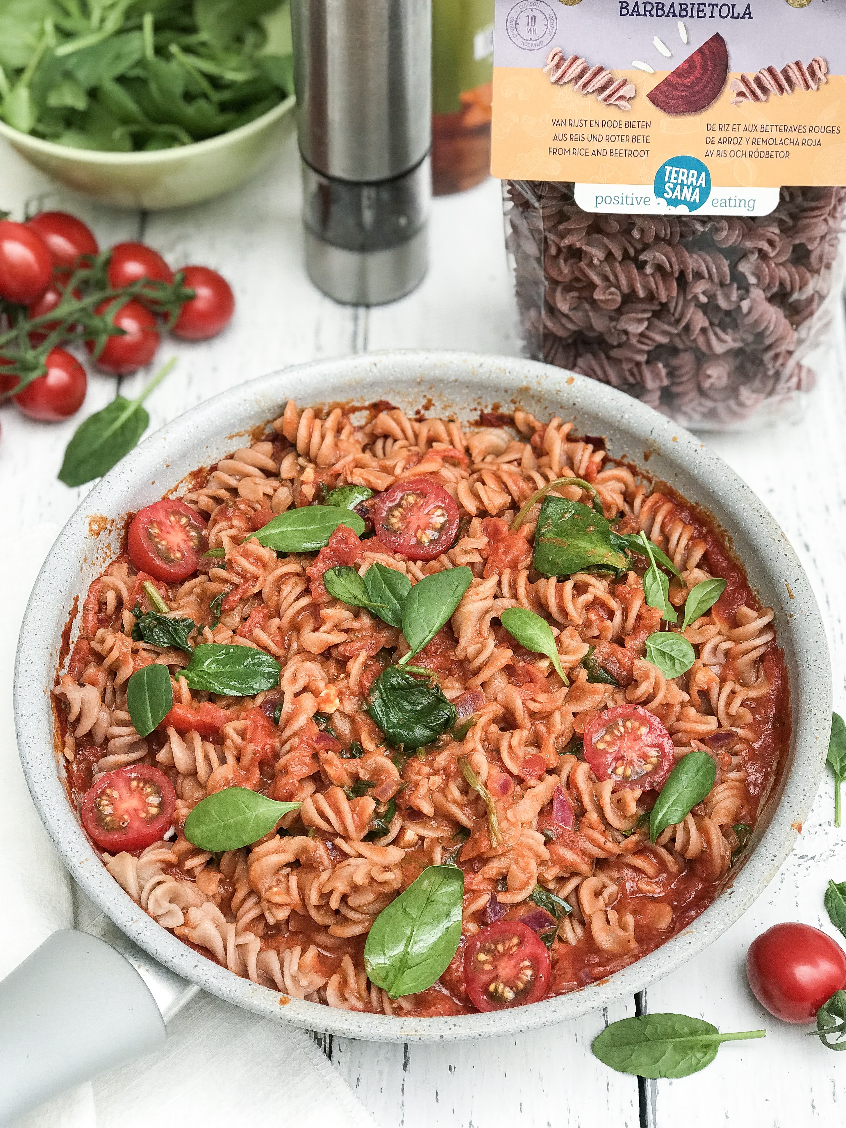 Rode bieten fusilli met tomatensaus